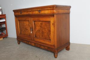 Antica credenza Carlo X in noce massello primi 800 Bologna. Mis 136 x 52 . h 92 